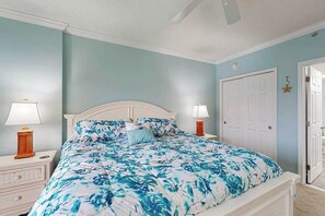 3 bedrooms, WiFi, bed sheets - Sunny condo by the beach w/balcony, full kitchen, washer/dryer, & outdoor pool (Ocean City)