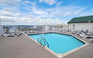 Pool - Sunny condo by the beach w/balcony, full kitchen, washer/dryer, & outdoor pool (Ocean City)