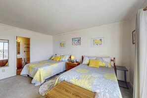 Desk, iron/ironing board, travel cot, WiFi - Cozy 3rd floor condo w/bonus room, full kitchen, near shopping and recreation (Ocean City)
