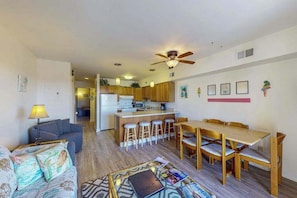 TV, DVD player, offices - Cozy 3rd floor condo w/bonus room, full kitchen, near shopping and recreation (Ocean City)