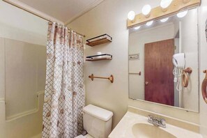 Shower, hair dryer, towels - Cozy 3rd floor condo w/bonus room, full kitchen, near shopping and recreation (Ocean City)