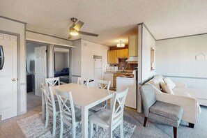 Interior - Family-Friendly Condo, near beach & boardwalk with shared pool & pool view (Ocean City)