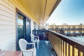 Property grounds - Family-Friendly Condo, near beach & boardwalk with shared pool & pool view (Ocean City)