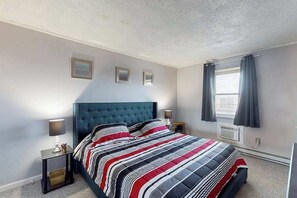 2 bedrooms, iron/ironing board, WiFi, bed sheets - Family-Friendly Condo, near beach & boardwalk with shared pool & pool view (Ocean City)