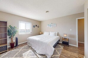 Travel cot, WiFi, bed sheets - Sunny - 3rd floor, spacious condo with kitchen, balcony & canal views (Ocean City)