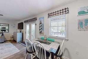 Dining - Convenient first-floor condo with a fully stocked kitchen, WiFi & a private deck (Ocean City)