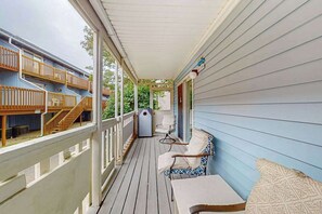 Property grounds - Convenient first-floor condo with a fully stocked kitchen, WiFi & a private deck (Ocean City)
