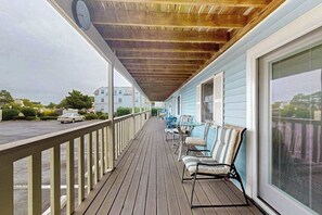 Terrace/patio - Convenient first-floor condo with a fully stocked kitchen, WiFi & a private deck (Ocean City)