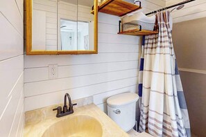 Shower, hair dryer, towels - Serene condo with central AC, deck & washer/dryer - near golf & theme parks (Ocean City)