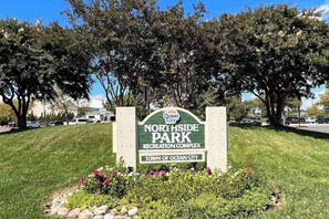 Property grounds - Serene condo with central AC, deck & washer/dryer - near golf & theme parks (Ocean City)