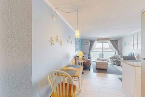 TV, offices - Charming 1st floor - Bayfront condo, near the beach w/pool, tennis & balcony (Ocean City)
