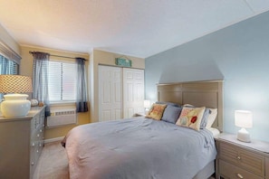 1 bedroom, iron/ironing board, WiFi, bed sheets - Charming 1st floor - Bayfront condo, near the beach w/pool, tennis & balcony (Ocean City)