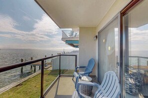 Terrace/patio - Charming 1st floor - Bayfront condo, near the beach w/pool, tennis & balcony (Ocean City)
