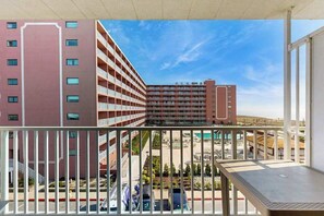 Property grounds - Mid-town, ocean-view condo with balcony & pool access - steps from the beach (Ocean City)