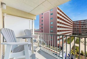 Property grounds - Mid-town, ocean-view condo with balcony & pool access - steps from the beach (Ocean City)
