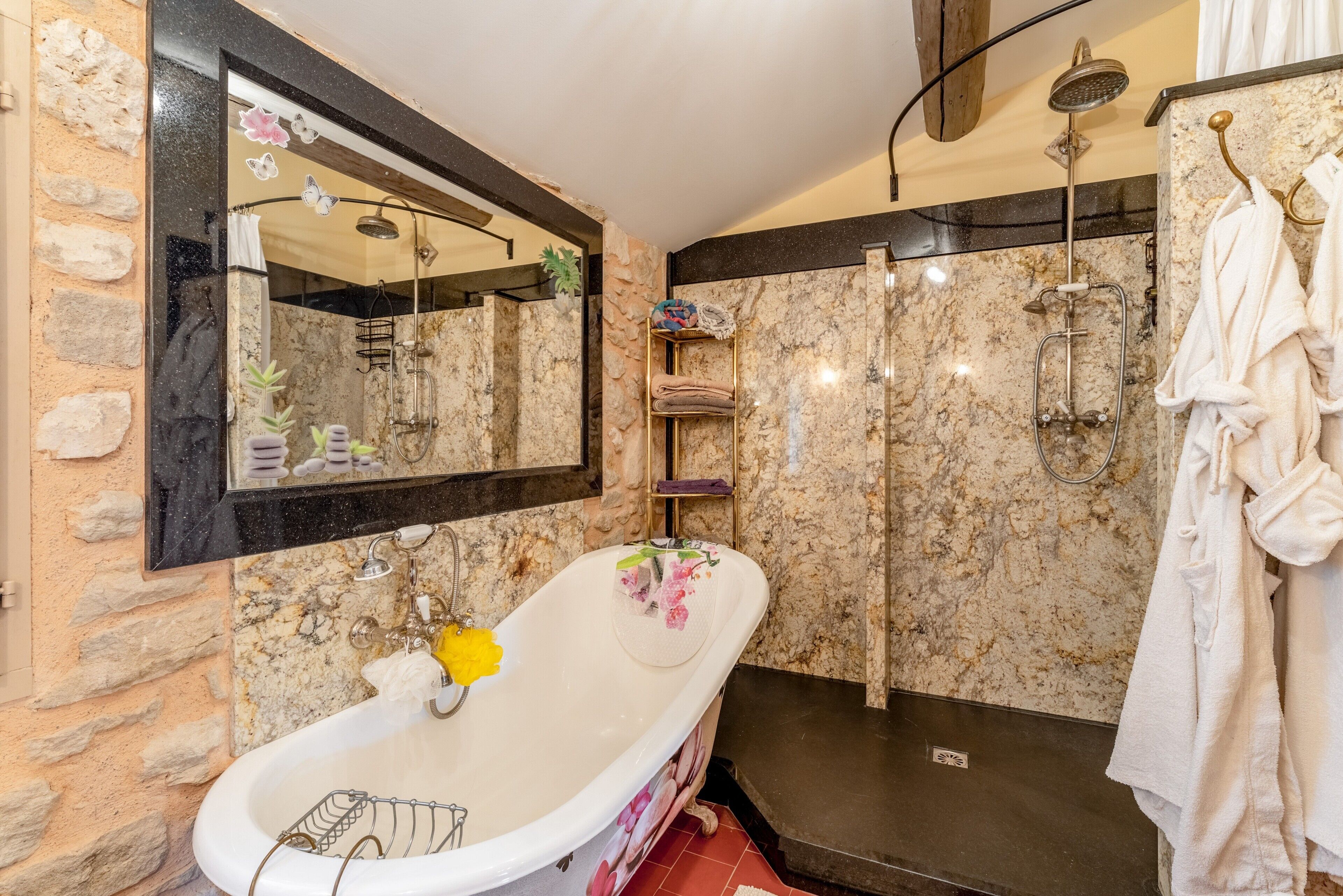 Douche, sèche-cheveux, serviettes fournies