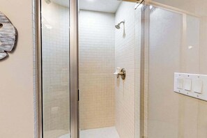Shower, hair dryer, towels - Laguna Vista 205 (Ocean City)