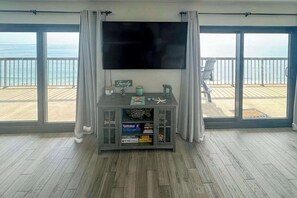 TV, offices - Spacious - penthouse beach condo with balcony, W/D, pools, gym, sauna & AC (Ocean City)