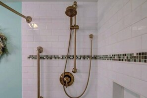 Shower, towels - Spacious - penthouse beach condo with balcony, W/D, pools, gym, sauna & AC (Ocean City)