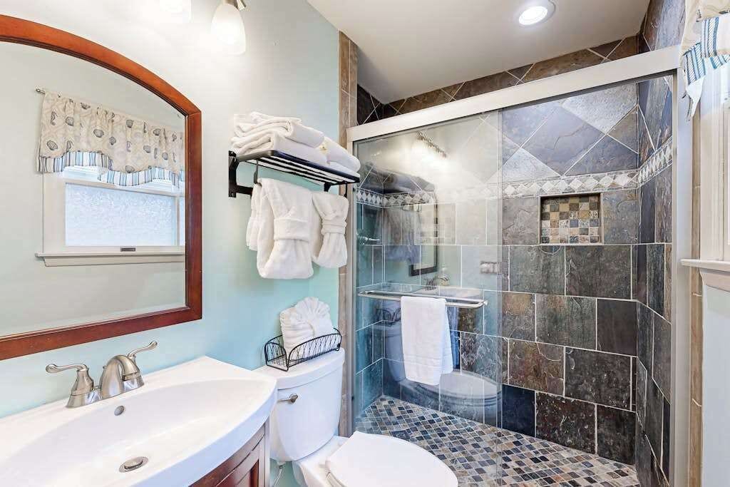 Douche, sèche-cheveux, serviettes fournies, shampoing