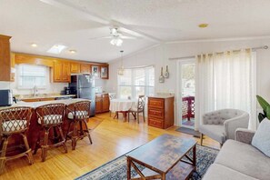 TV, offices - Comfortable home with tennis court, jetted tub, pool, W/D, patio, & full kitchen (Berlin)