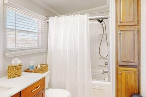 Shower, hair dryer, towels - Comfortable home with tennis court, jetted tub, pool, W/D, patio, & full kitchen (Berlin)