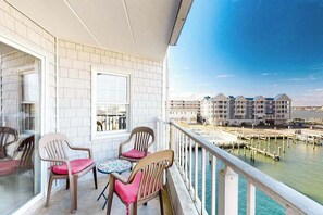 Property grounds - Lovely condo with water view, pool, balcony, fast WiFi, & washer/dryer (Ocean City)
