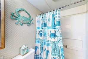 Shower, hair dryer, towels - Lovely condo with water view, pool, balcony, fast WiFi, & washer/dryer (Ocean City)