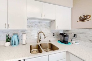 Fridge, microwave, oven, stovetop - Outrigger 105 (Ocean City)
