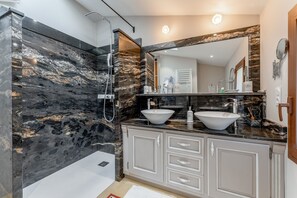 Dusche, Haartrockner, Handtücher