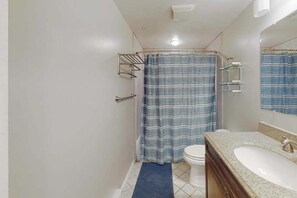 Shower, hair dryer - Comfortable ocean-view studio with pool (Ocean City)