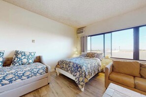Iron/ironing board, travel cot, WiFi - Comfortable ocean-view studio with pool (Ocean City)