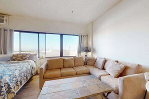 TV, DVD player, offices - Comfortable ocean-view studio with pool (Ocean City)