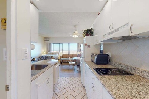 Comfortable ocean-view studio with pool