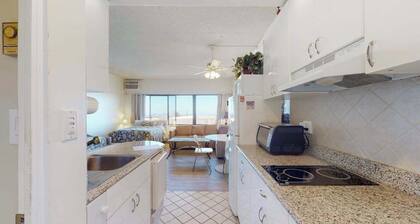 Comfortable ocean-view studio with pool