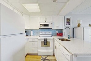 Fridge, microwave, oven, stovetop - Dog-friendly stay near the ocean with private balcony, washer/dryer, & AC (Ocean City)