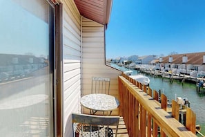 Outdoor dining - Waterfront townhome with a scenic balcony (Ocean City)