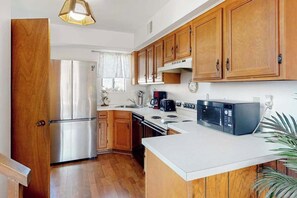 Fridge, microwave, oven, stovetop - Waterfront townhome with a scenic balcony (Ocean City)