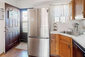 Fridge, microwave, oven, stovetop - Waterfront townhome with a scenic balcony (Ocean City)