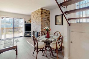 Dining - Waterfront townhome with a scenic balcony (Ocean City)