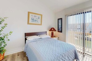 3 bedrooms, iron/ironing board, WiFi, bed sheets - Waterfront townhome with a scenic balcony (Ocean City)