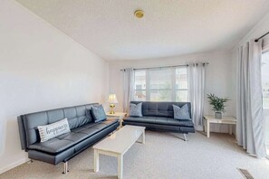 Televisie, een stereo en een kantoor