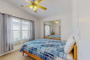 2 bedrooms, iron/ironing board, WiFi, bed sheets - Sunny coastal home with private patio, on-site pool, central AC, & W/D (Berlin)