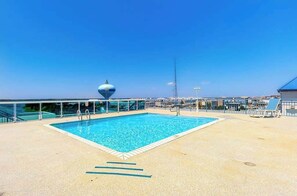 Pool - Beautiful bayfront condo with pool, near the beach, full kitchen, & balcony (Ocean City)