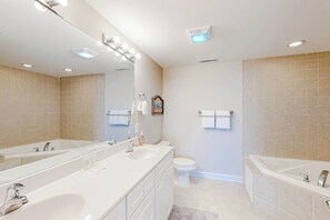 Shower, hair dryer, towels - Beautiful bayfront condo with pool, near the beach, full kitchen, & balcony (Ocean City)