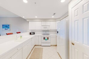 Fridge, microwave, oven, stovetop - Beautiful bayfront condo with pool, near the beach, full kitchen, & balcony (Ocean City)