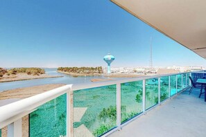 Property grounds - Beautiful bayfront condo with pool, near the beach, full kitchen, & balcony (Ocean City)