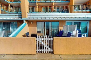 Outdoor dining - Charming 1st floor - Bayfront condo, w/outdoor deck, pool & bay views (Ocean City)