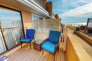Terrace/patio - Charming 1st floor - Bayfront condo, w/outdoor deck, pool & bay views (Ocean City)