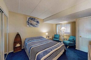 Iron/ironing board, WiFi, bed sheets - Charming 1st floor - Bayfront condo, w/outdoor deck, pool & bay views (Ocean City)